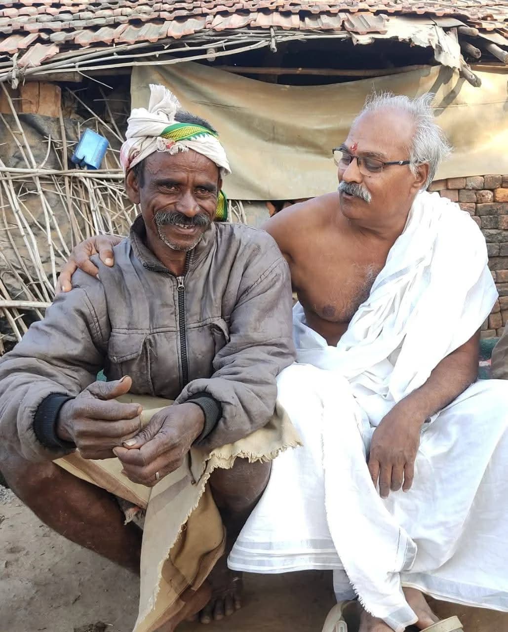 पद्मश्री महेश शर्मा जी ग्रामीण बुजुर्ग के साथ
